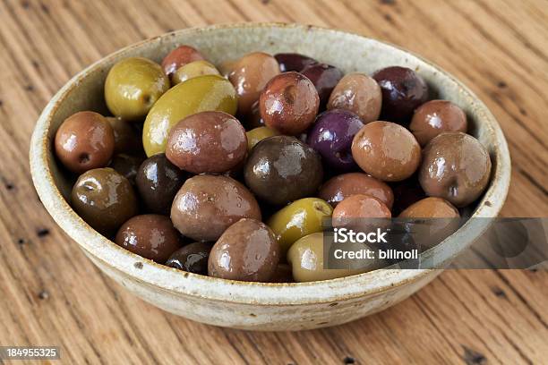 Piccolo Piatto Di Cibo Biologico Olive - Fotografie stock e altre immagini di Oliva - Oliva, Agricoltura, Alimentazione sana