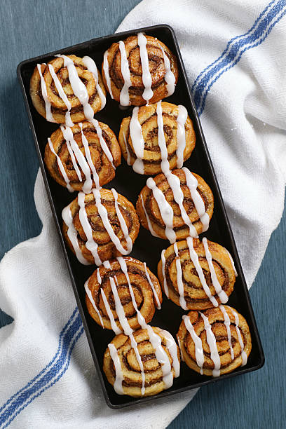 ミニシナモンパン - cinnamon bun icing pastry ストックフォトと画像