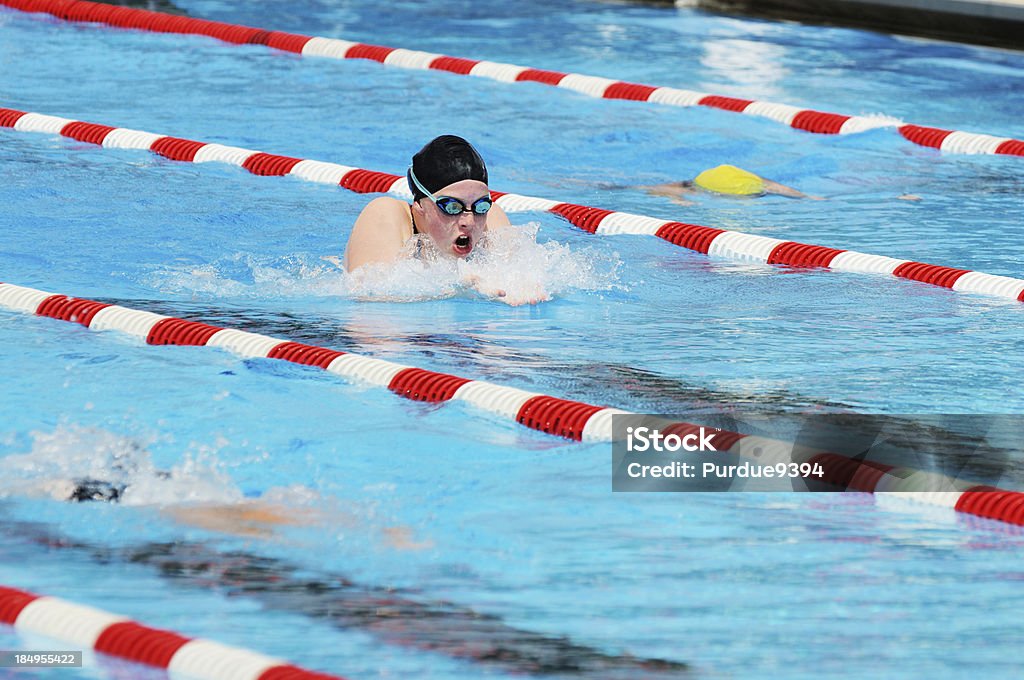 Junge weibliche Kind Sportler Brustschwimmen Schlaganfall Schwimmer Racing im Pool - Lizenzfrei 12-13 Jahre Stock-Foto
