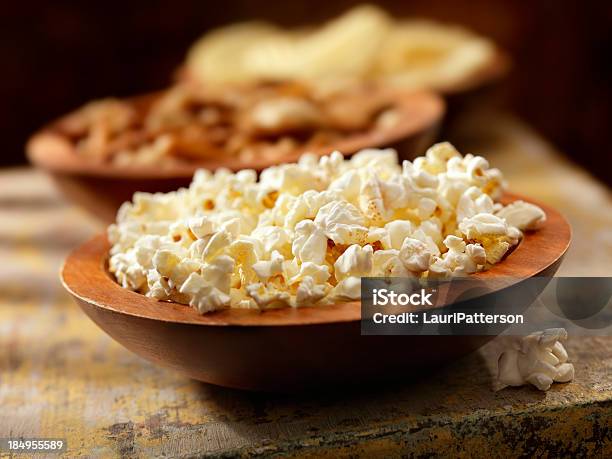 Buttered Pipoca - Fotografias de stock e mais imagens de Pipoca - Pipoca, Amendoim - Alimento, Batata Frita de Pacote