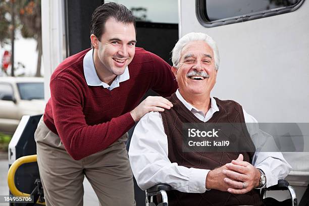 老人男性ミニバスに車椅子用エレベーター - 車いすのストックフォトや画像を多数ご用意 - 車いす, ミニバン, 交通輸送