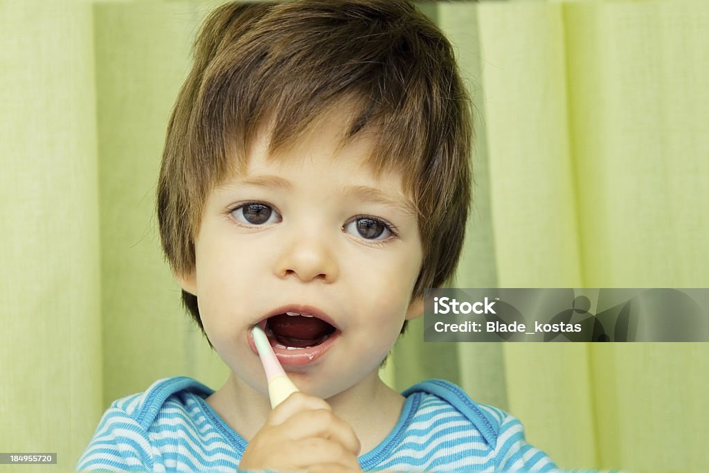 Cepillar los dientes - Foto de stock de Aprender libre de derechos