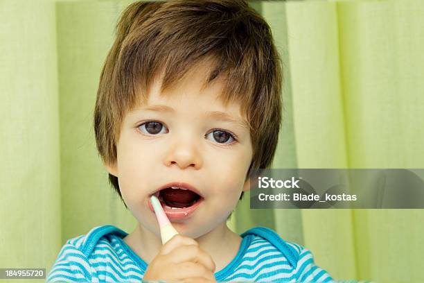 Cepillar Los Dientes Foto de stock y más banco de imágenes de Aprender - Aprender, Baño, Belleza