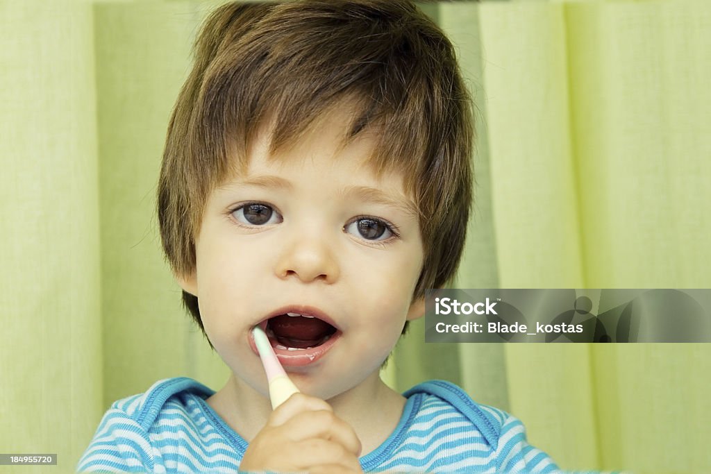 Lavarsi i denti - Foto stock royalty-free di Ambientazione interna