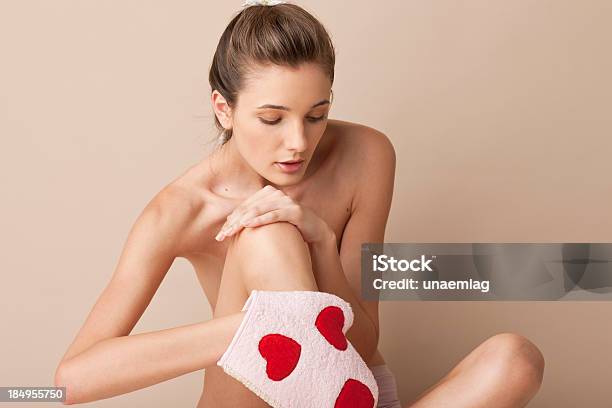 Mujer Usando Una Exfoliación Guante Rosa Foto de stock y más banco de imágenes de Exfoliacion - Exfoliacion, Mujeres, Cuerpo humano