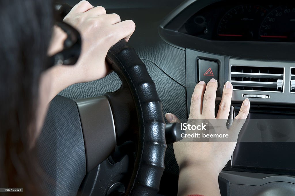 Mulher de motorista de carro de perigo pressionando o interruptor de Luz - Royalty-free Adulto Foto de stock