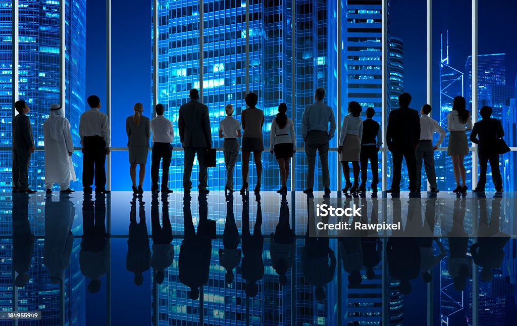 Noite silhueta de pessoas de negócios olhando em Hong Kong - Foto de stock de Negócios Internacionais royalty-free