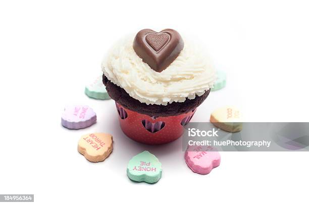 Valentines Day Cupcake — стоковые фотографии и другие картинки Без людей - Без людей, Белый фон, Выпекать