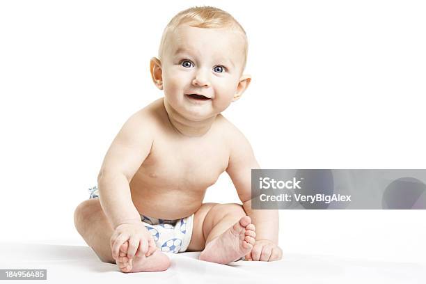 Счастливый Маленький Ребенок — стоковые фотографии и другие картинки 0-11 месяцев - 0-11 месяцев, Белый, Белый фон