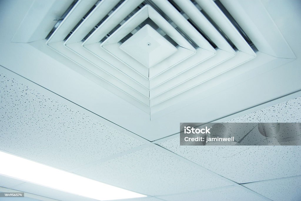 Aria condizionata di apertura nel soffitto primo piano - Foto stock royalty-free di Condizionatore d'aria
