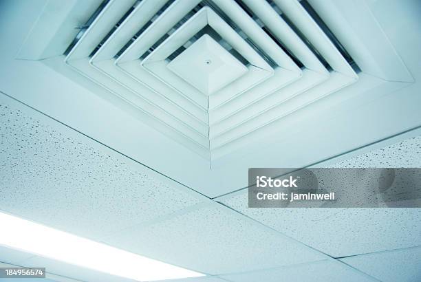 Aria Condizionata Di Apertura Nel Soffitto Primo Piano - Fotografie stock e altre immagini di Condizionatore d'aria