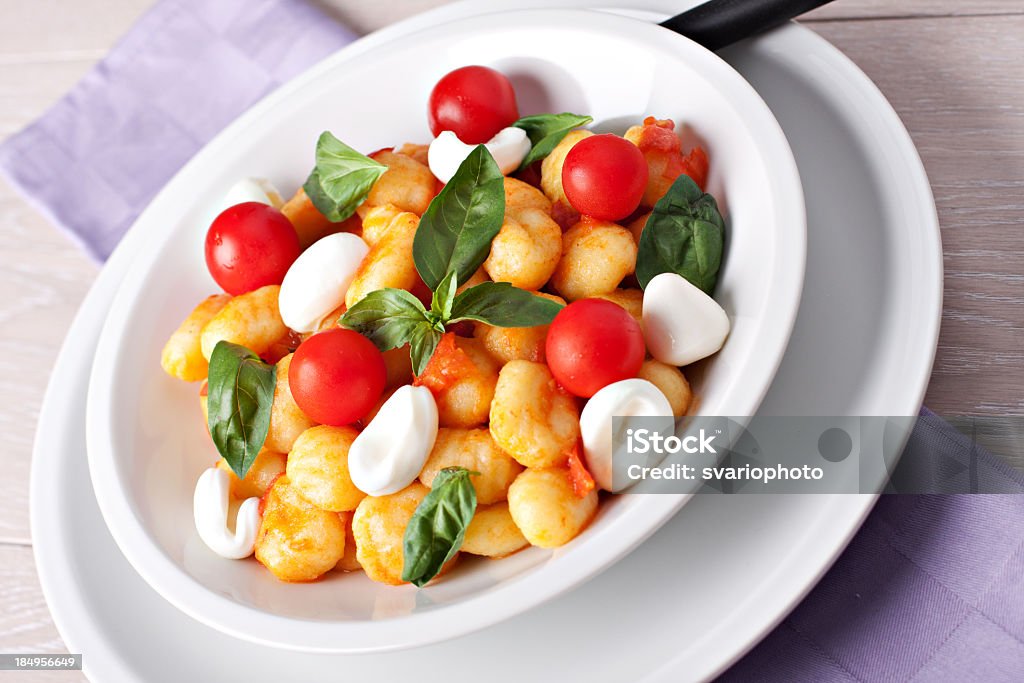 Nhoque com tomate, muçarela e manjericão - Foto de stock de Alimentação Saudável royalty-free