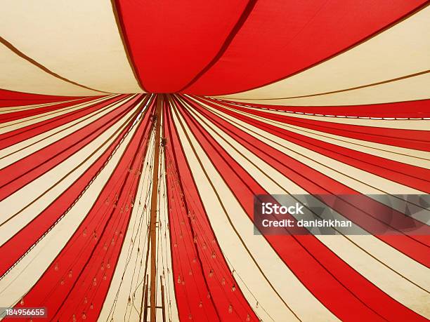 Rote Und Weiße Markise Stockfoto und mehr Bilder von Zirkuszelt - Zirkuszelt, Zirkusveranstaltung, Festzelt