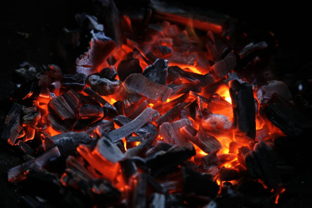 carvão vegetal de incêndio - charbroil - fotografias e filmes do acervo
