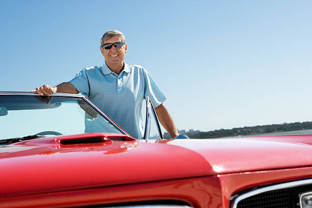senior con clásicos convertible car - collectors car mature men transportation lifestyles fotografías e imágenes de stock