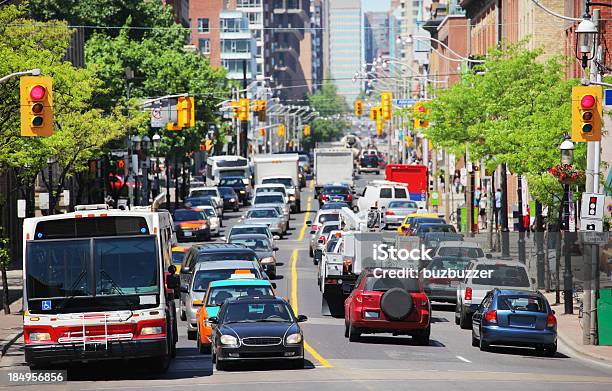 Toronto Den Sommer In Der Stadtverkehr Stockfoto und mehr Bilder von Toronto - Toronto, Verkehr, Auto