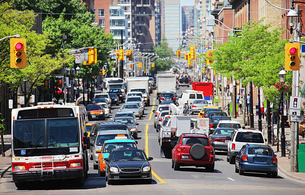 toronto urbano tráfico de verano - city urban scene canada commercial land vehicle fotografías e imágenes de stock