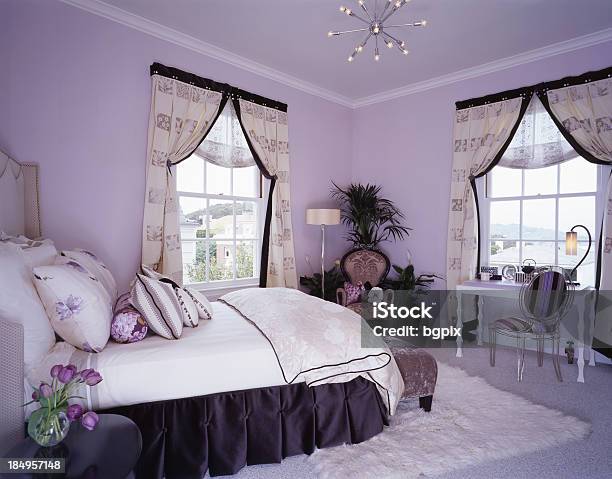 美しい広々としたベッドルームにはデスク - カーテンのストックフォトや画像を多数ご用意 - カーテン, コンセプト, ベッド