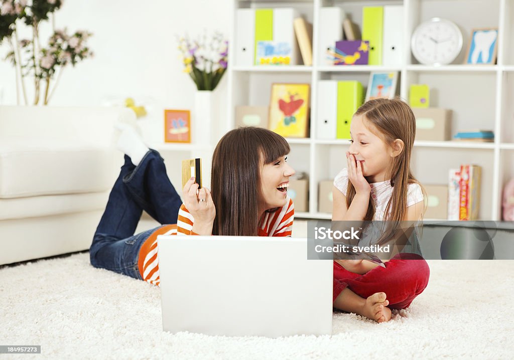 Matka i córka zakupy w Internecie. - Zbiór zdjęć royalty-free (25-29 lat)