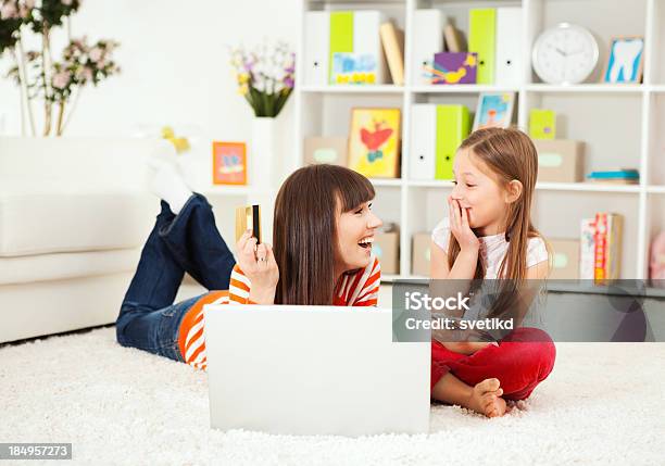 Foto de Mãe E Filha Comprando Na Internet e mais fotos de stock de 25-30 Anos - 25-30 Anos, 6-7 Anos, Adulto