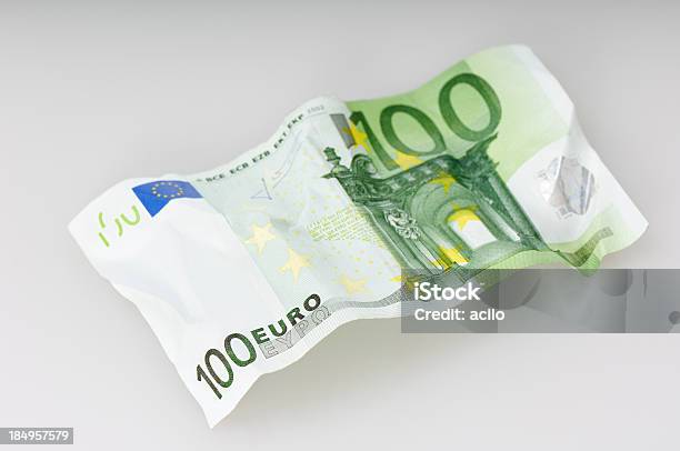 Amarrotado 100 Euro Bill - Fotografias de stock e mais imagens de Nota de Cem Euros - Nota de Cem Euros, Amarrotado, Antigo