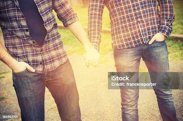 Homosexuell Paar Hände Halten Stockfoto und mehr Bilder von 20-24 Jahre - 20-24 Jahre, 25-29 Jahre, Alter Erwachsener