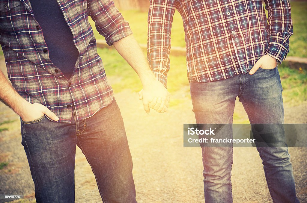 Casal Homossexual segurando as mãos - Foto de stock de 20-24 Anos royalty-free