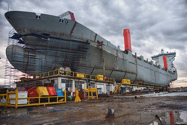 shipyard la industria - shipbuilder fotografías e imágenes de stock