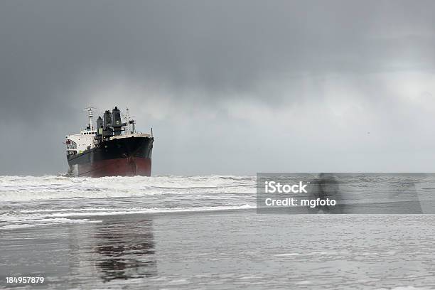 Nave Cargo Intrecciato - Fotografie stock e altre immagini di Acqua - Acqua, Composizione orizzontale, Fotografia - Immagine