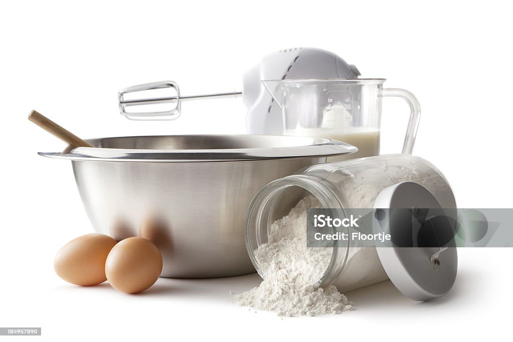 Backen Zutaten: Bowl, Rührbesen, Eier und Mehl - Lizenzfrei Backen Stock-Foto