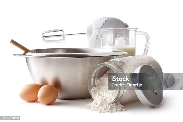 Backen Zutaten Bowl Rührbesen Eier Und Mehl Stockfoto und mehr Bilder von Backen - Backen, Weißer Hintergrund, Zutaten