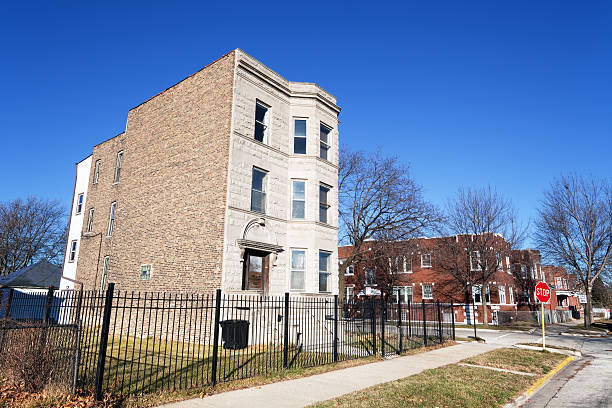 appartamento edificio in pietra serena più grande incrocio, chicago - townhouse apartment midwest usa house foto e immagini stock