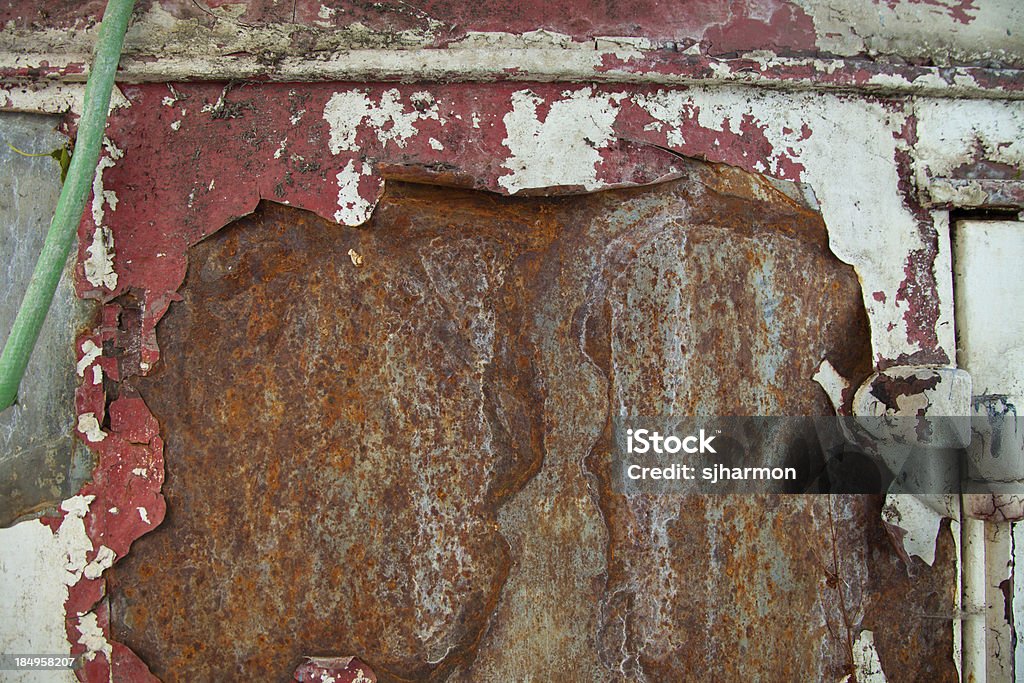 Danificado ruínas de tinta rusty restos de metal quanto a corrosão superfície - Foto de stock de Abstrato royalty-free