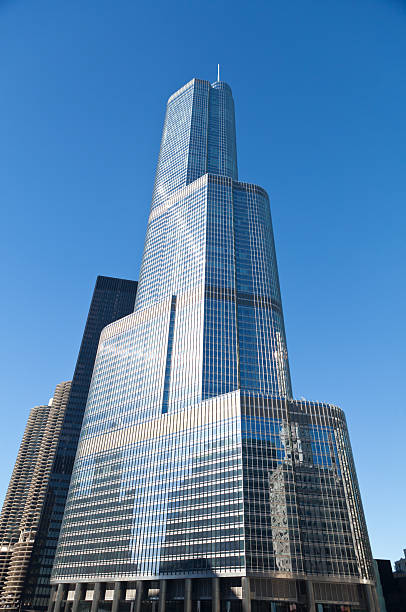 arranha-céus no centro da cidade de chicago - trump tower - fotografias e filmes do acervo