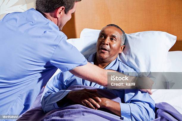 Afroamerikanische Männliche Krankenschwester Helfen Senior Patienten Stockfoto und mehr Bilder von Bett