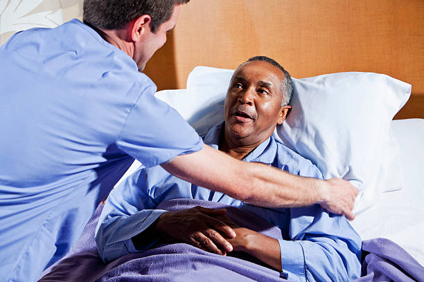 infermiere uomo aiutando il paziente anziano africano americano - sc0527 foto e immagini stock