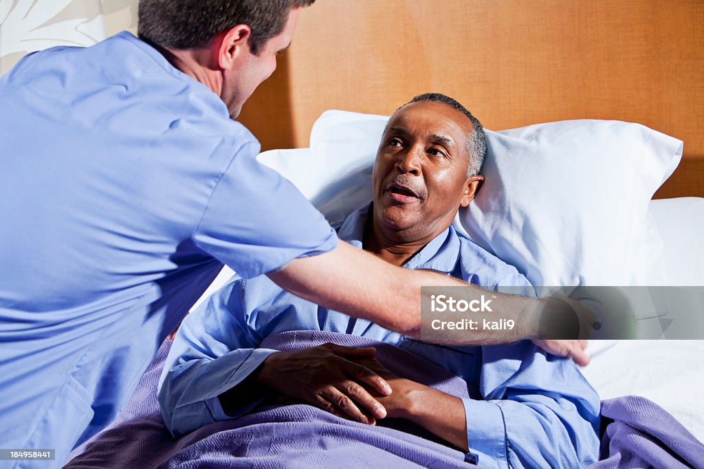 Enfermeiro, ajudando paciente idoso africano-americano - Royalty-free Cama Foto de stock