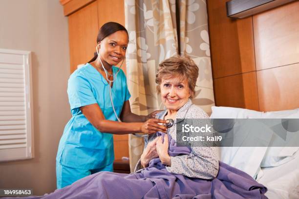 Krankenschwester Untersuchen Senior Frau Im Krankenhaus Zimmer Stockfoto und mehr Bilder von Krankenschwester