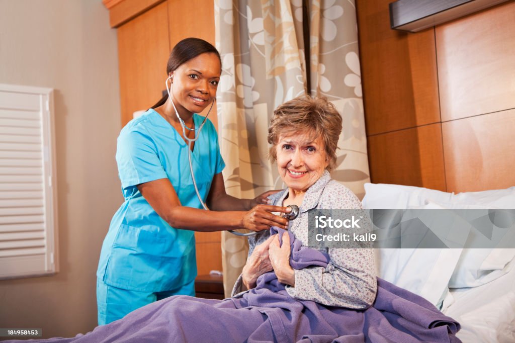 Enfermera examen de mujer senior en hospital habitación - Foto de stock de Enfermera libre de derechos