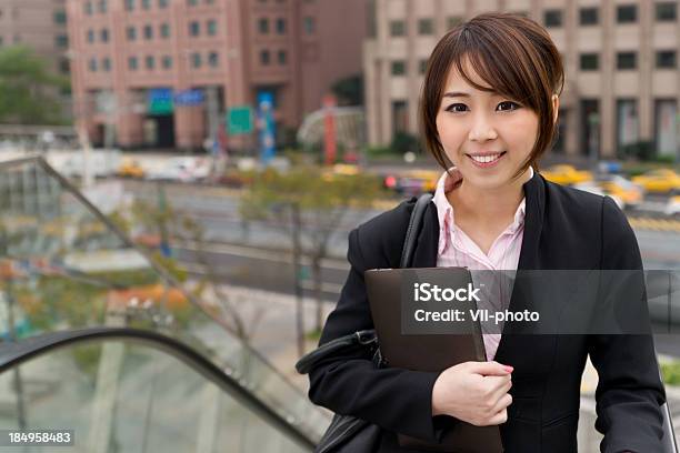 Joven Mujer De Negocios Sobre La Escalera Mecánica Foto de stock y más banco de imágenes de Adulto