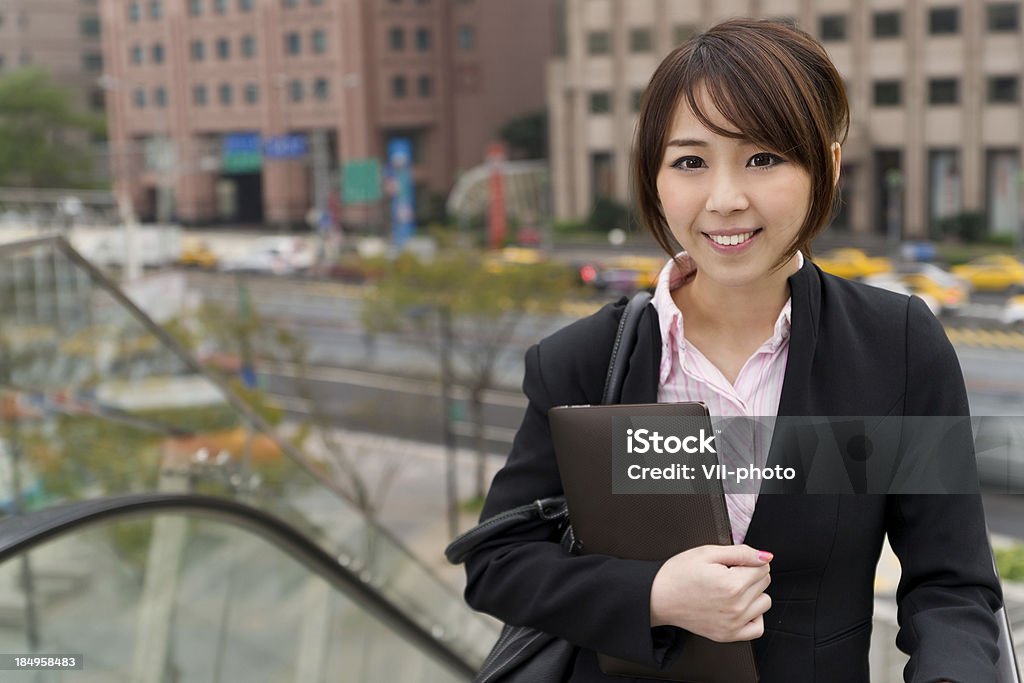 Jeune femme d'affaires sur l'escalier roulant - Photo de Adulte libre de droits