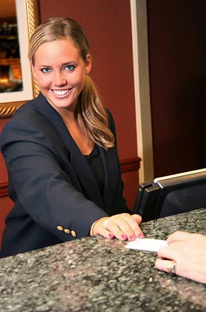 sourire réception de l'hôtel - frontdesk photos et images de collection