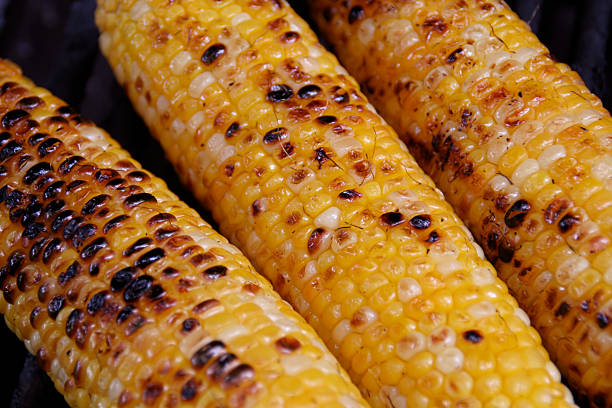 grillowany kukurydza zbliżenie - corn on the cobb zdjęcia i obrazy z banku zdjęć