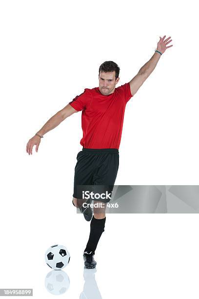 Mann Treten Einen Fußball Ball Stockfoto und mehr Bilder von Aktivitäten und Sport - Aktivitäten und Sport, Athlet, Bewegung