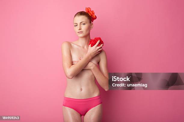 Foto de Mulher Usando Uma Esponja Vermelho e mais fotos de stock de Adulto - Adulto, Alegria, Atividade Recreativa