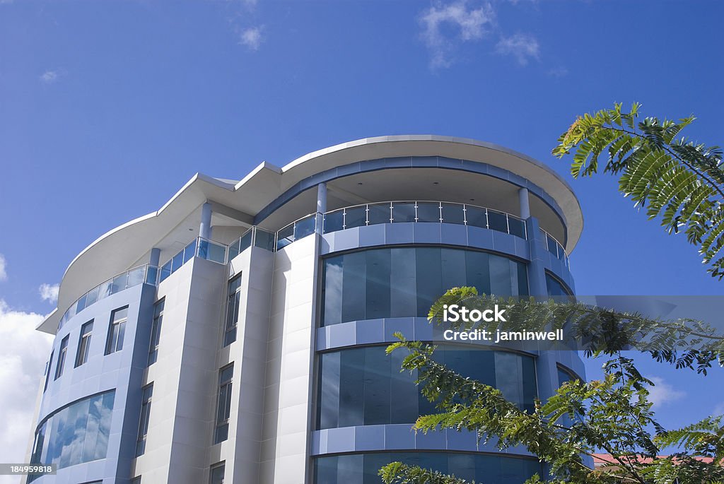 Kommerzielle Gebäude und blauer Himmel - Lizenzfrei Arbeitsstätten Stock-Foto
