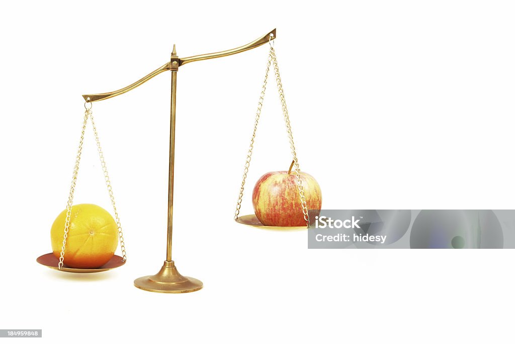 Confrontare mele con arance - Foto stock royalty-free di Arancia