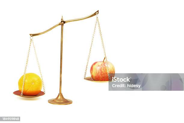 Сравнение Яблоки На Oranges — стоковые фотографии и другие картинки Апельсин - Апельсин, Яблоко, Весы