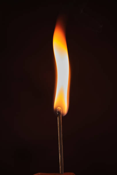 un fiammifero acceso su sfondo scuro - match matchstick dark fire foto e immagini stock