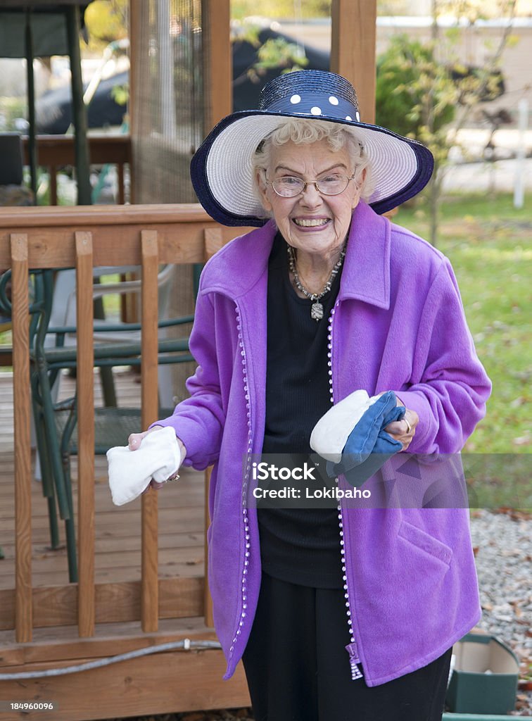 Senior Frau spielt Cornhole - Lizenzfrei Sackloch Stock-Foto